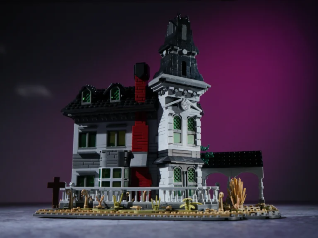 Decorative Gothic windows on the CR005 manor building set