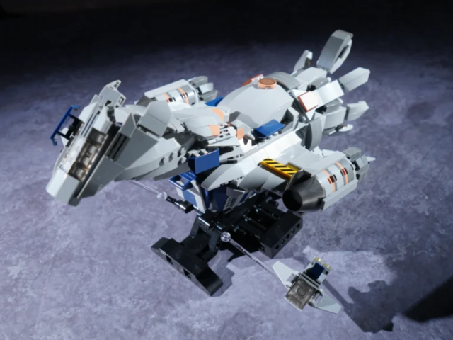 CR006 spaceship features including opening cargo bays and movable engines