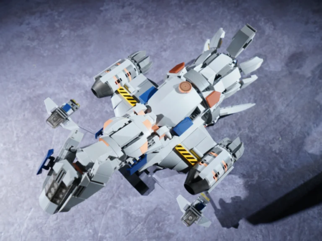 CR006 1053-piece spaceship building set displayed beside its box