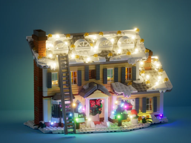 CR001 holiday house model measuring approximately 46 centimeters wide
