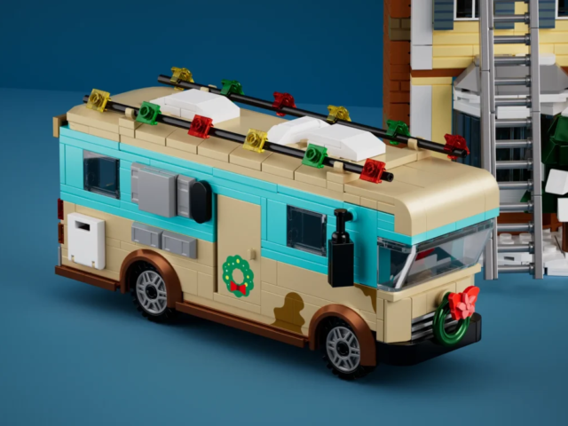 Green station wagon carrying a Christmas tree brick model